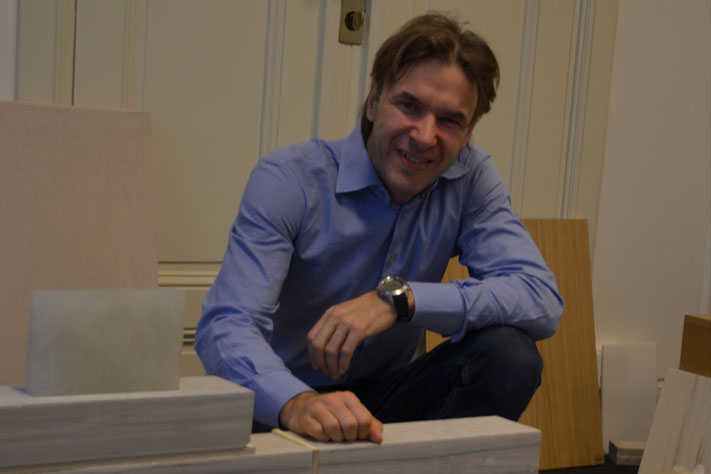 Klaus Schuwerk liker godt fargene og linjene i Oppdalskifer. Han forteller at steinen forteller en historie på en helt annen måte enn mange andre steiner kan gjøre. Foto: Halfdan Carstens