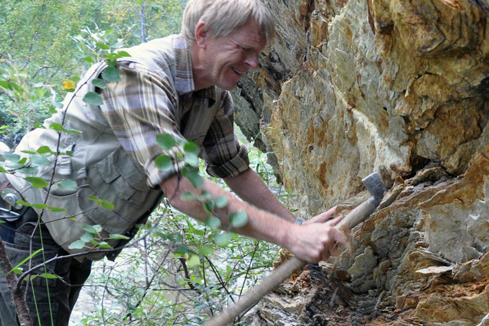 Geolog Terje Bjerkgård i NGU har tro på at det kan finnes hittil uoppdagede mineralforekomster i Hattfjelldal. Her tar han prøver i felt. Foto: Gudmund Løvø, NGU