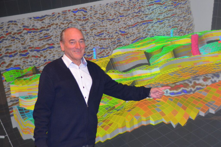 Det er i reservoaret Jon Kleppe hører hjemme. Her står han foran sandsteinene i Gullfaks-feltet og demonstrerer hvordan undergrunnen og brønnbanene visualiseres for geologer, geofysikere, produksjonsingeniører og alle andre som har behov for å danne seg et tredimensjonalt bilde av reservoaret. Visualiseringsrommet er en gave fra Hydro/Statoil, og programvaren som skaffer frem bildet er en gave fra Schlumberger. Foto: Halfdan Carstens