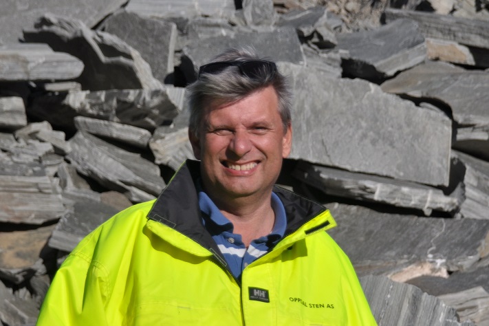 Geir Jacobsen (t.v.) og Petter Bye er hhv. Forhenværende og nåværende daglig leder i Oppdal Sten. Foto: Halfdan Carstens