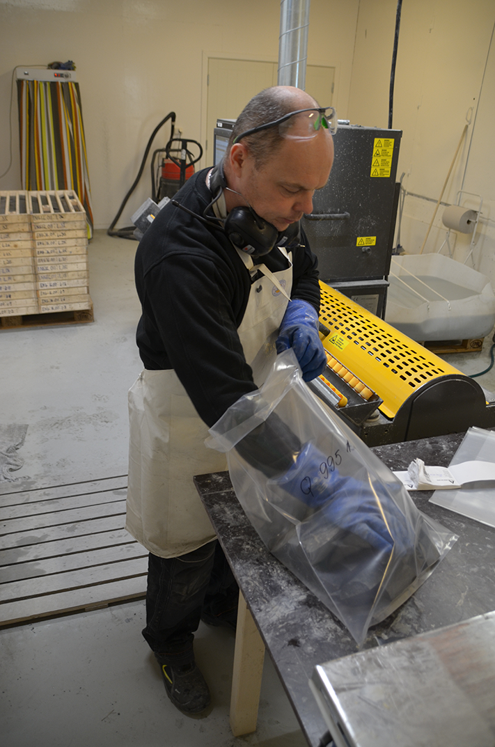 Juris Krastins legger stein fra et lite intervall i plastposer som sendes til et sertifisert laboratorium. Posene anonymiseres slik at ingen på laboratoriet skal falle for fristelsen til å kjøpe aksjer i Nordic Mining hvis analyseresultatene er veldig oppløftende. Foto: Halfdan Carstens