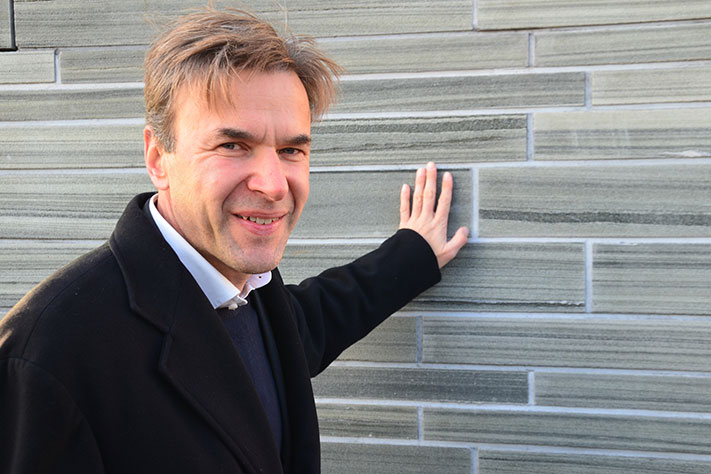 Klaus Schuwerk følger prosjektet tett og har hatt avgjørende innflytelse på skiferens finish. Resultatet fremkommer av et tett samarbeid med tyske Hoffmann Naturstein som står for saging og finish fra sin fabrikk i Tyskland. Foto: Halfdan Carstens