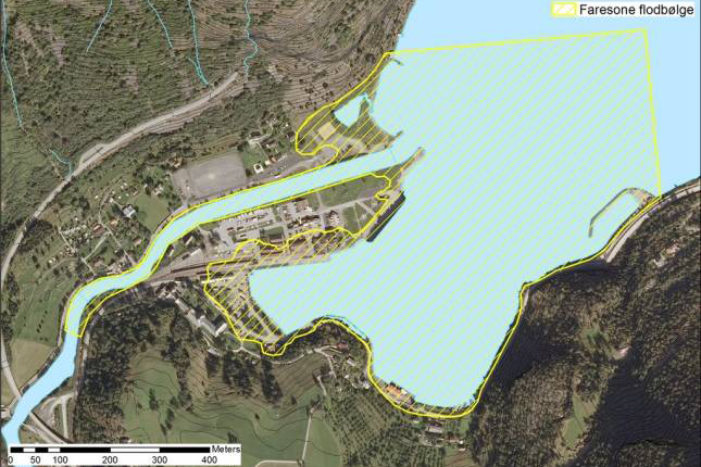 Analyser viser at faresonen for en flodbølge ved et ras i Joasetbergi er betydeleg mindre enn først antatt. Illustrasjon: NVE