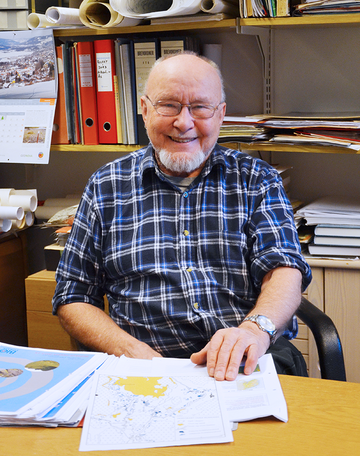 Rolf Sørensen har jobbet ved Norges landbrukshøgkole, senere omdøpt til Norges miljø- og biovitenskapelige universitet (NMBU), siden 1970. I år fyller han 81 år, men han er fortsatt glødende interessert i faget, har eget kontor på universitetet og deltar aktivt i fagmiljøet. Foto: Halfdan Carstens